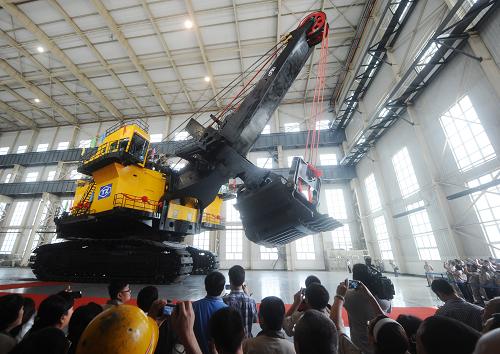 6月5日,WK-75型矿用挖掘机在进行演示。 当日,世界上首台规格最大、技术性能最先进、生产能力最高的WK-75型矿用挖掘机,在山西太重集团公司正式下线。这台从设计到制造完全国产化的挖掘机,采用了世界先进的智能化控制技术、运行状态自动检测和故障诊断、能量回馈等技术,可满足国内外现代化大型露天矿山高效、低耗、智能化和绿色开采的需要。 据介绍,WK-75型矿用挖掘机总长37.5米,宽17.3米,从履带到顶部高达23.5米,总重量近2000吨,其一个月的煤炭开采量可达到500万吨,相当于一座大型煤矿一年的产量。WK-75型矿用挖掘机的成功下线,标志着我国在重大装备领域实现了从“跟随”到“引领”质的飞跃。 新华社记者 燕雁 摄