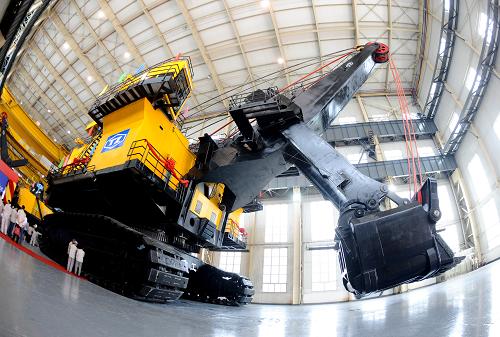 6月5日,人们在参观WK-75型矿用挖掘机。 当日,世界上首台规格最大、技术性能最先进、生产能力最高的WK-75型矿用挖掘机,在山西太重集团公司正式下线。这台从设计到制造完全国产化的挖掘机,采用了世界先进的智能化控制技术、运行状态自动检测和故障诊断、能量回馈等技术,可满足国内外现代化大型露天矿山高效、低耗、智能化和绿色开采的需要。 据介绍,WK-75型矿用挖掘机总长37.5米,宽17.3米,从履带到顶部高达23.5米,总重量近2000吨,其一个月的煤炭开采量可达到500万吨,相当于一座大型煤矿一年的产量。WK-75型矿用挖掘机的成功下线,标志着我国在重大装备领域实现了从“跟随”到“引领”质的飞跃。 新华社记者 燕雁 摄